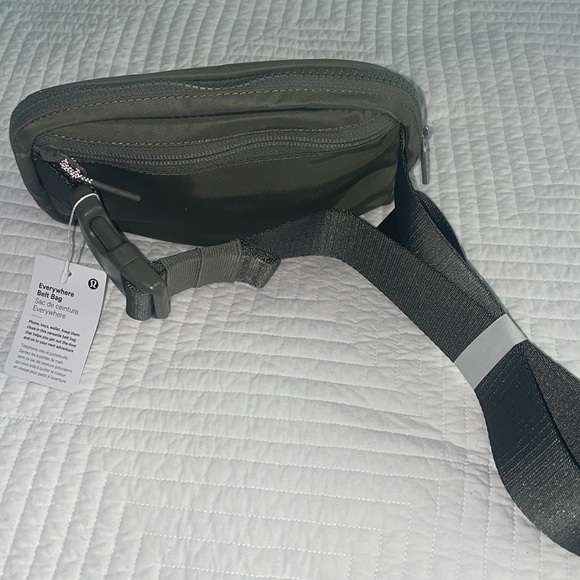 Lululemon Everywhere Belt Bag- Sage green NWT- Sold Out!!! - Picture 4 of 9